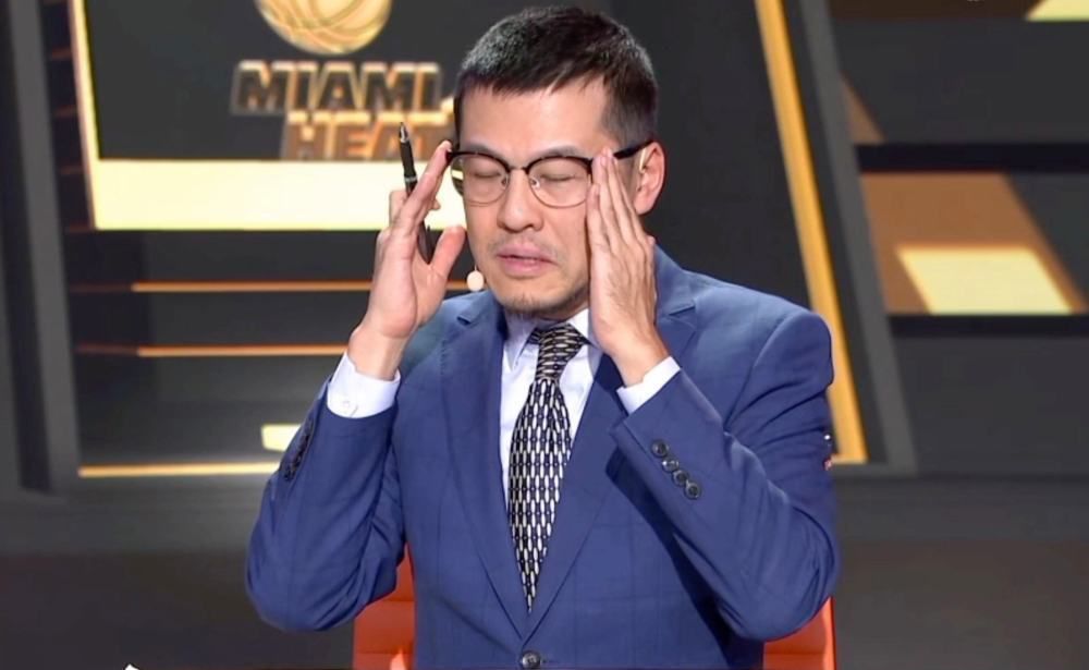 记者奥恩斯坦在节目中谈到了阿森纳冬窗的转会动向，他表示拉姆斯代尔是待售人选之一，阿森纳可能要等到明年夏天才会引进前锋。